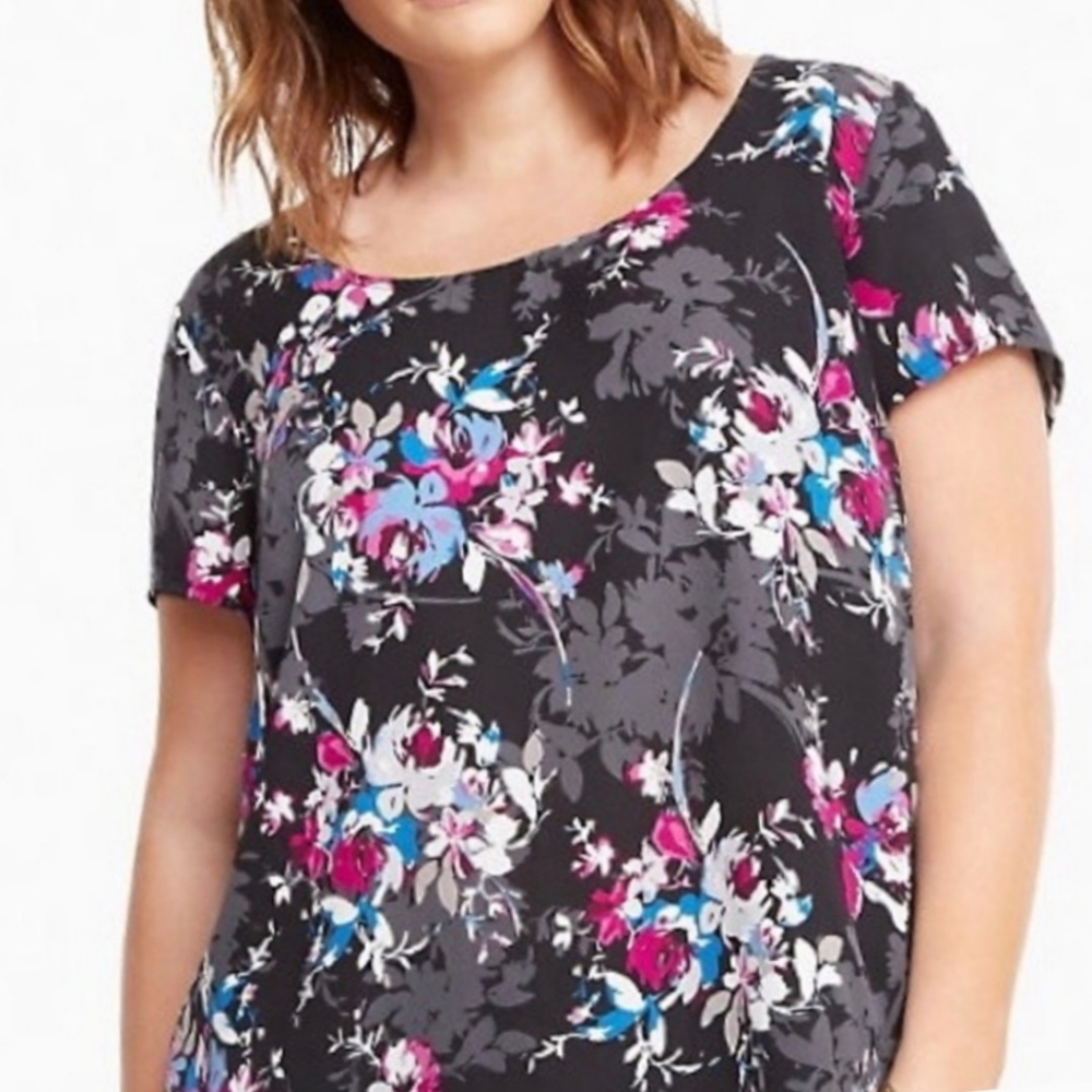 ➕ Torrid 💜 Short Sleeves Floral Top w Back Buttons
